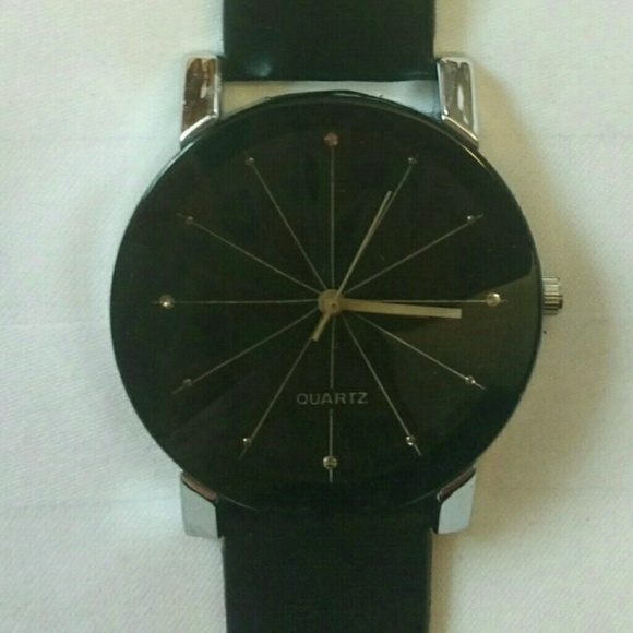 Accessories - Black & gold quartz watch with large face